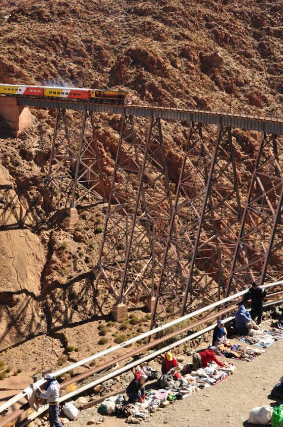 O Tren de Las Nubes sobre o viaduto La Polvorilla, na região de San Antonio de Los Cobres - Argentina